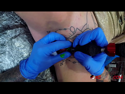 ❤️ Extreem getatoeëerde hottie Sully Savage kreeg een tatoeage op haar clitoris ❤️❌ Homemade porno at us